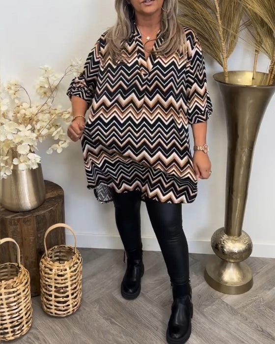 V-ringad klänning med vågmönster