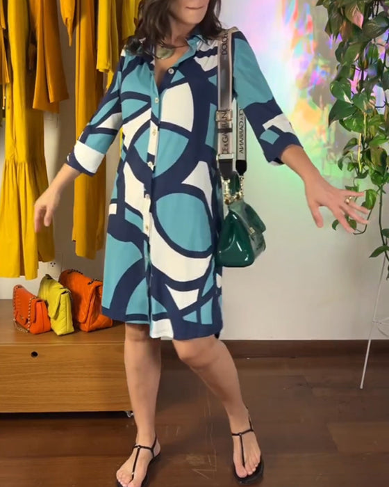 Långarmad mönstrad klänning med knappar