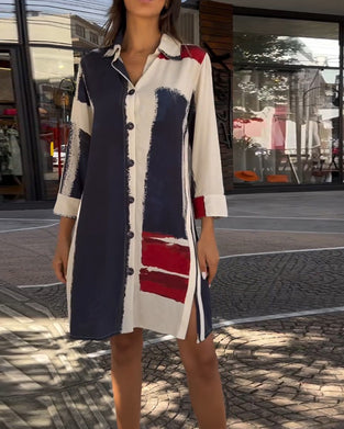 Klänning med lapels, tryck och slitsar