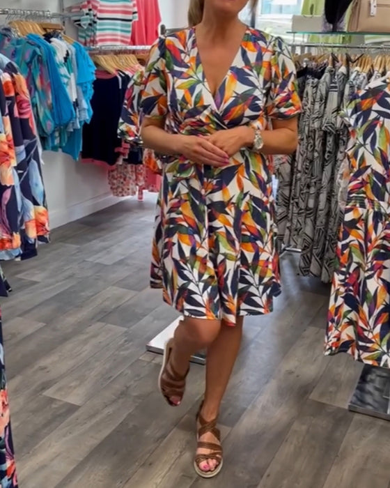 V-ringad kortärmad klänning med tryck