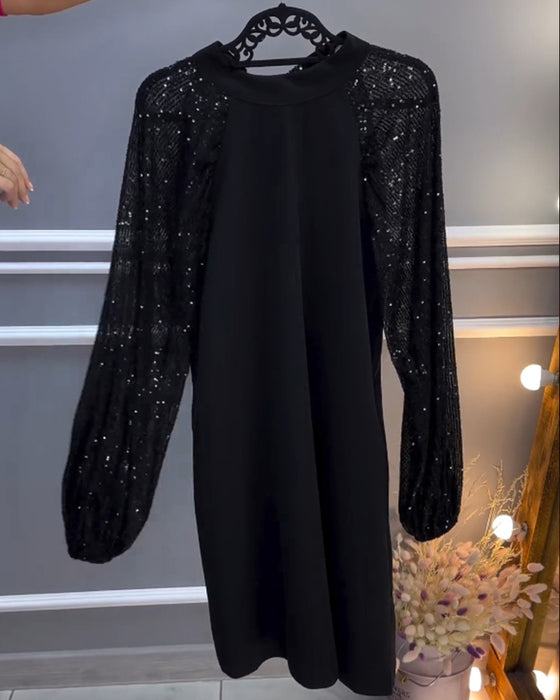 Enfärgad klänning med patchworkärmar