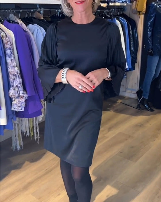 Klänning med klockärmar och rund hals