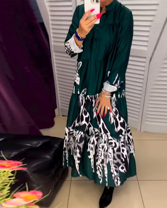 Avslappnad lång klänning med tryck och knappar