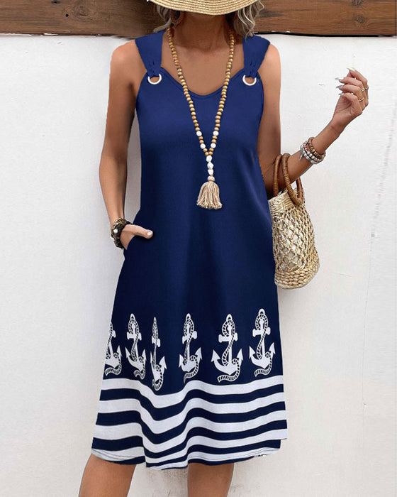 Avslappnad hängsel med lapptäcke randig klänning