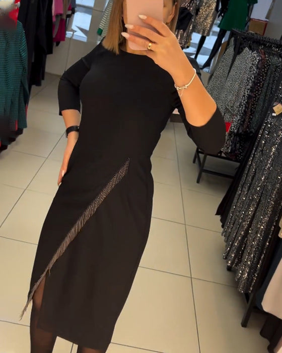 Klänning med rund hals och sned delning