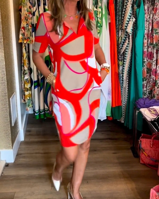 Rak klänning med tryck och V-ringning