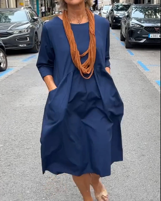 Rund nackklänning med fickor