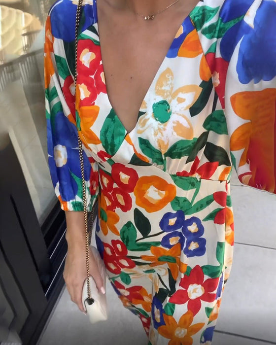 V-ringad klänning med blommönster