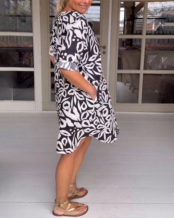 Tryckt klänning med v-ringning