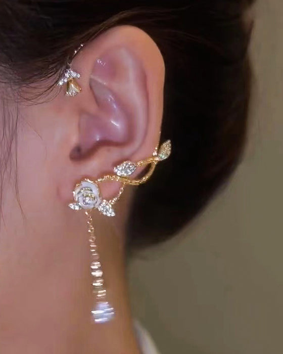 Orhängen med rosform med tofs