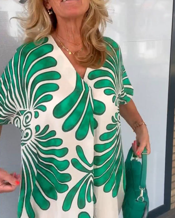 V-ringad klänning med bladtryck