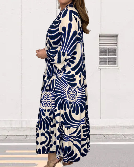 Tryckt klänning med v-ringning