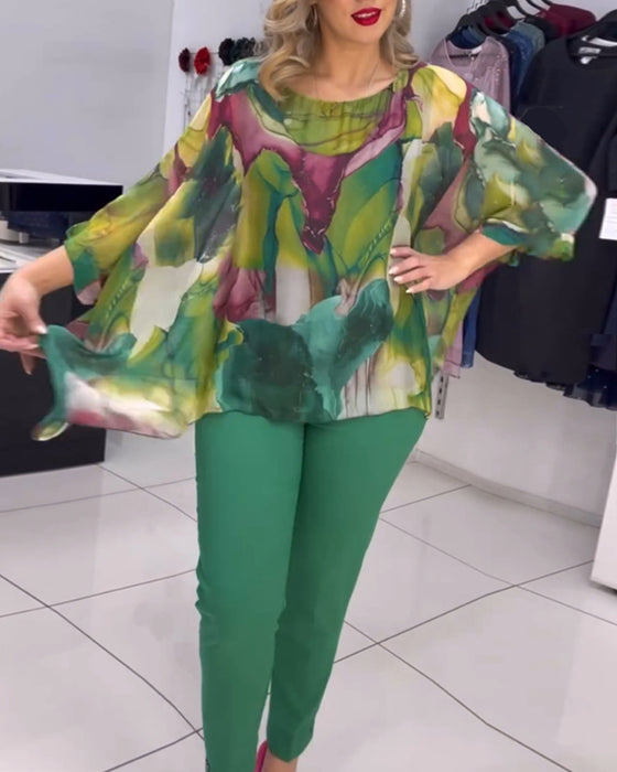 Tryckt blus med rund halsringning med fladdermusärm