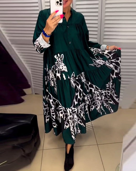 Avslappnad lång klänning med tryck och knappar