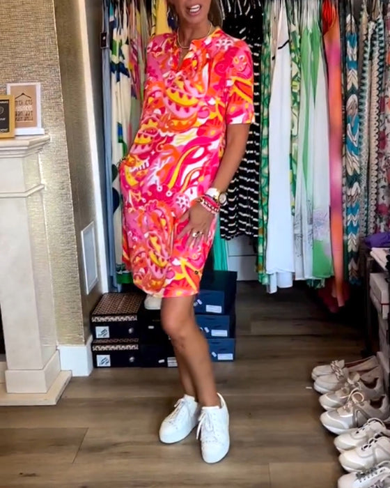 Klänning med fickor och tryck och korta ärmar