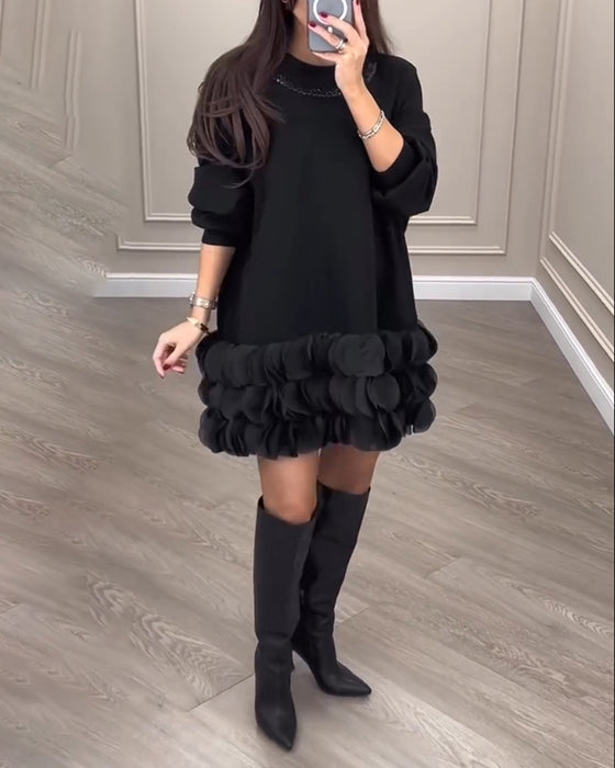 Elegant klänning med lapptäckta kronblad