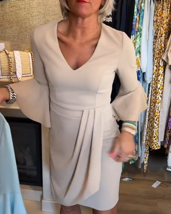 V-ringad veckad klänning med klockärm