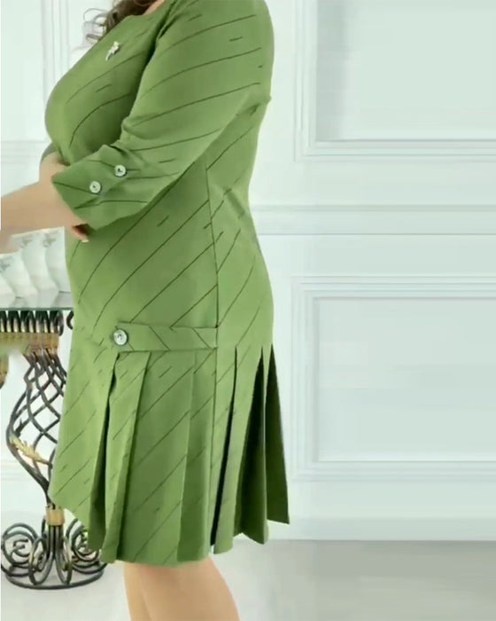 Elegant klänning med rund hals och tryck