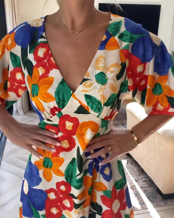 V-ringad klänning med blommönster