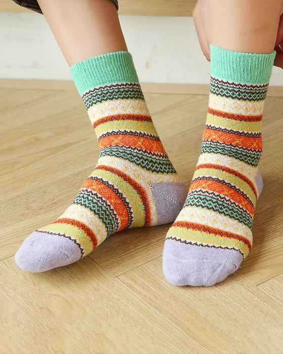 Varma stickade strumpor med färgglada ränder