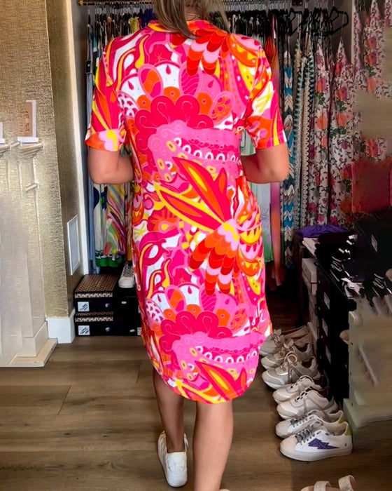 Klänning med fickor och tryck och korta ärmar