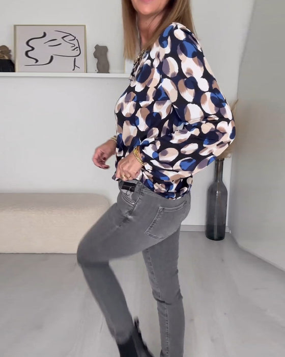 Elegant blus med axelband och tryck