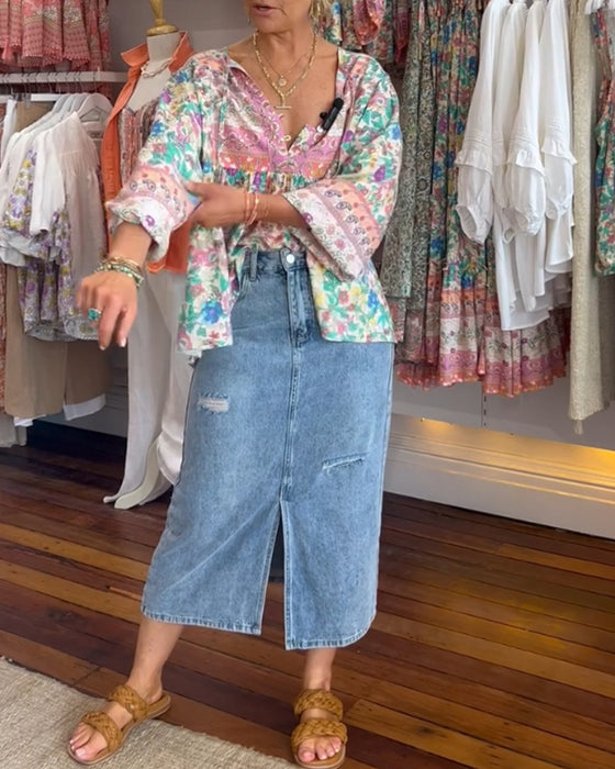 Färgglad blus med blommönster