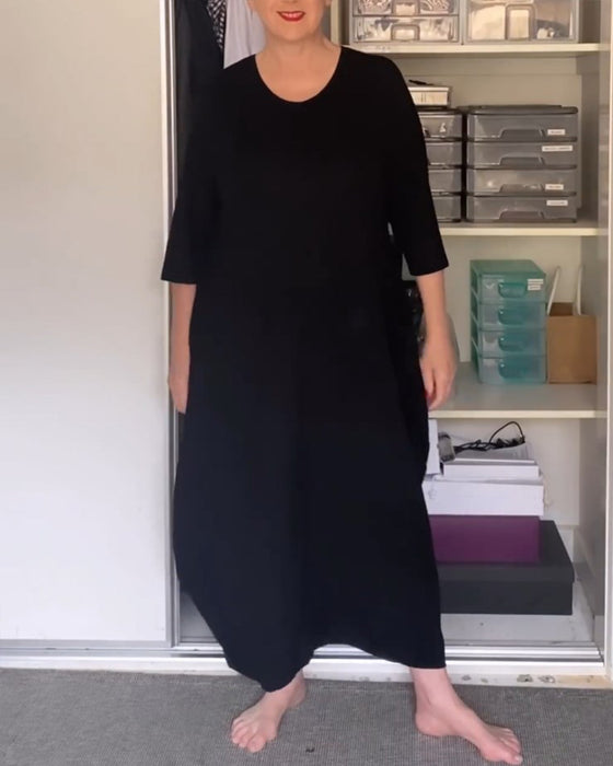 Enfärgad enkel klänning med rund hals