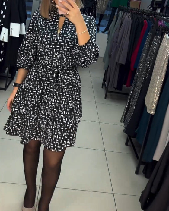 Elegant klänning med tryck och utskärning