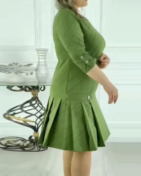 Elegant klänning med rund hals och tryck