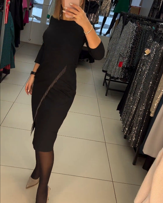 Klänning med rund hals och sned delning