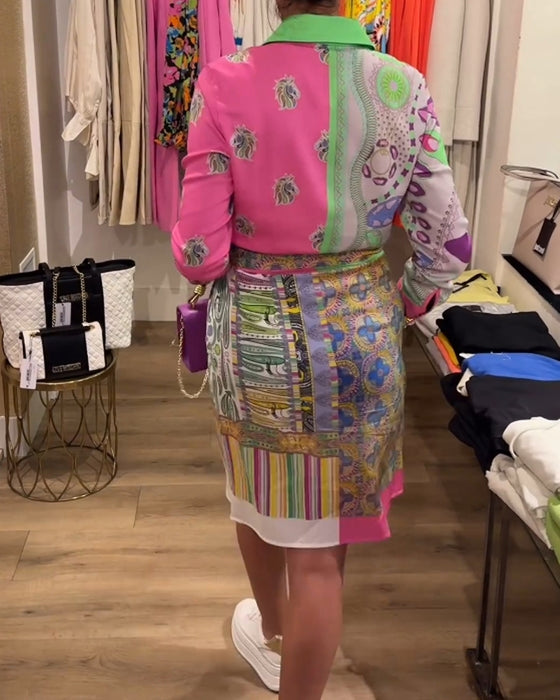 Färgglad klänning med slits