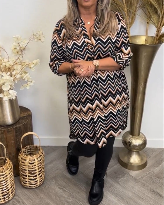 V-ringad klänning med vågmönster