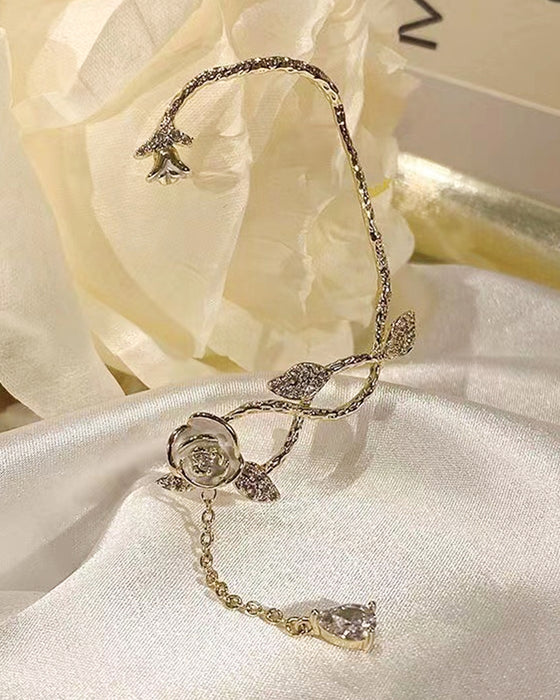 Orhängen med rosform med tofs