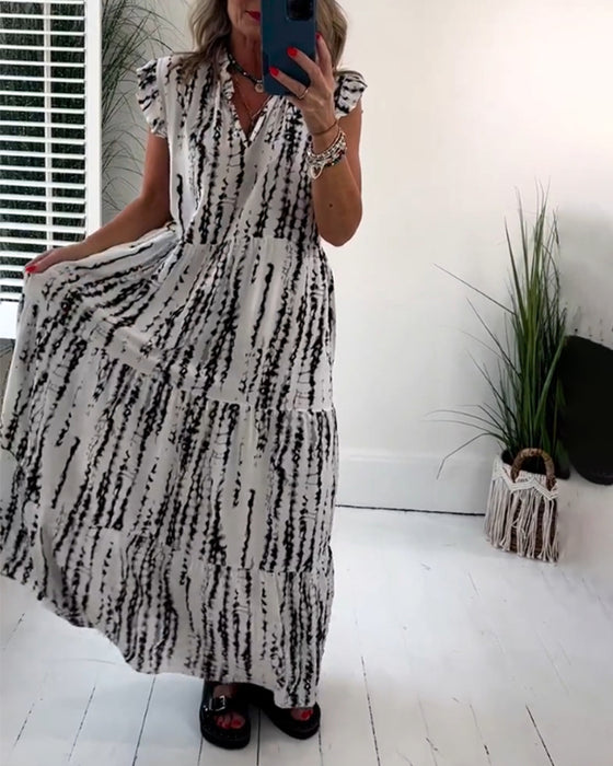 V-ringad klänning med flugärm och tryck