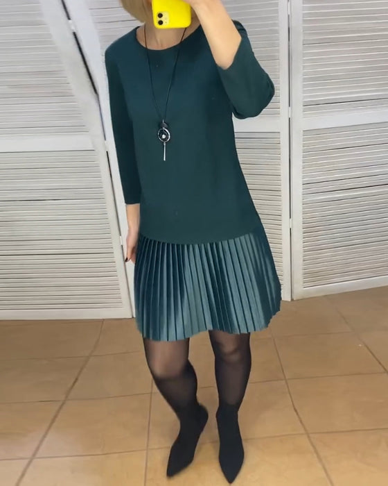 Klänning med veckade paneler och enfärgade