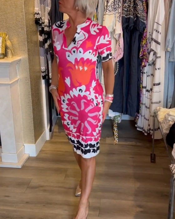 Kortärmad v-ringad klänning med tryck