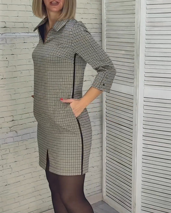 Klänning med V-ringning, långa ärmar och slits