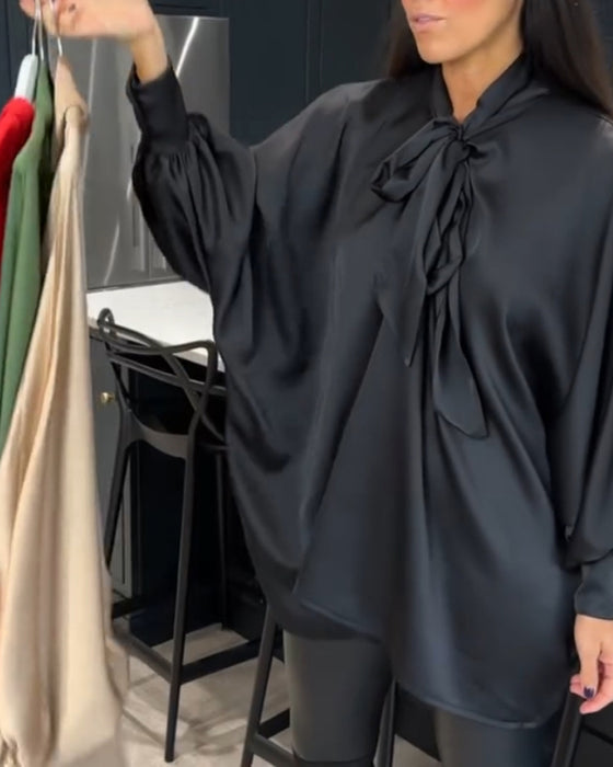 Enfärgad och elegant blus med bandkrage