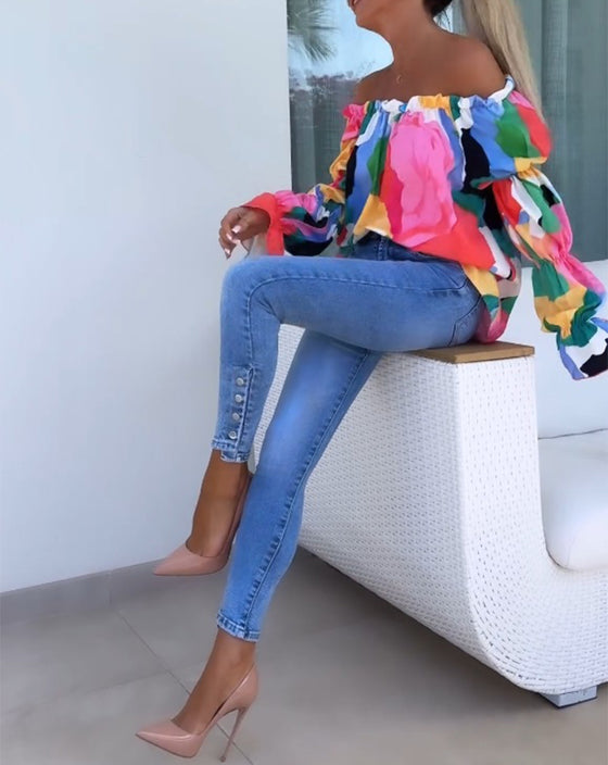 Avslappnad topp med färgglad tryck med en axel