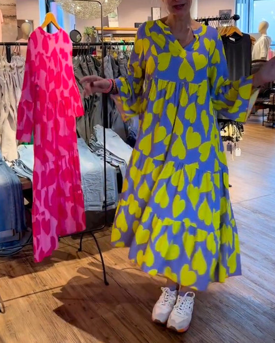 V-ringad klänning med hjärtmönster