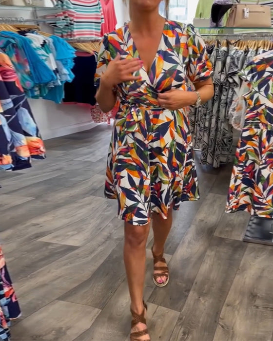 V-ringad kortärmad klänning med tryck