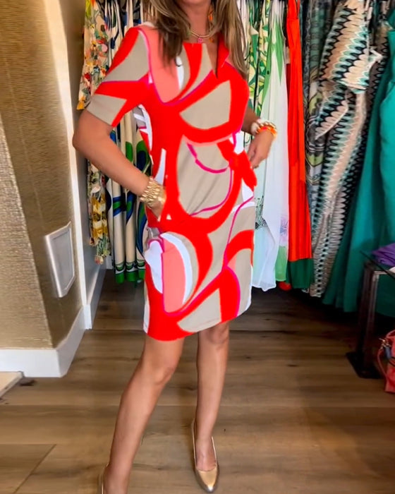 Rak klänning med tryck och V-ringning