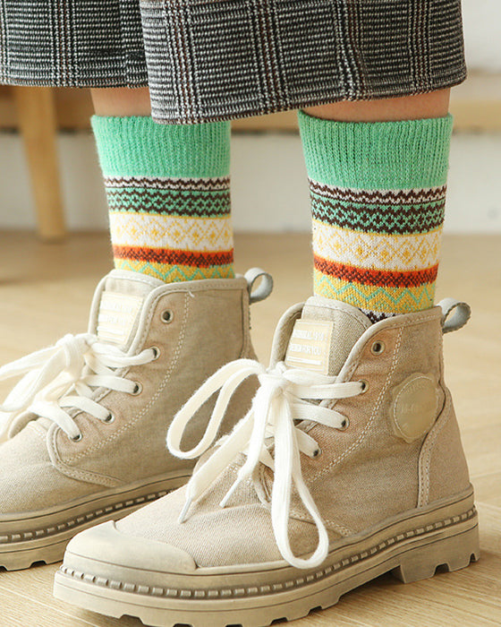 Varma stickade strumpor med färgglada ränder