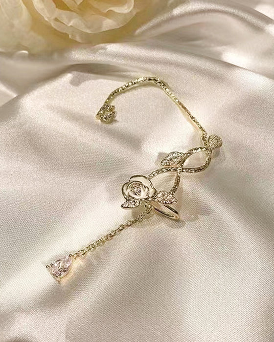 Orhängen med rosform med tofs