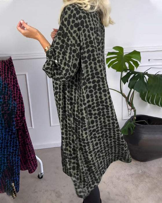 Retro prickig klänning med v-ringad hals