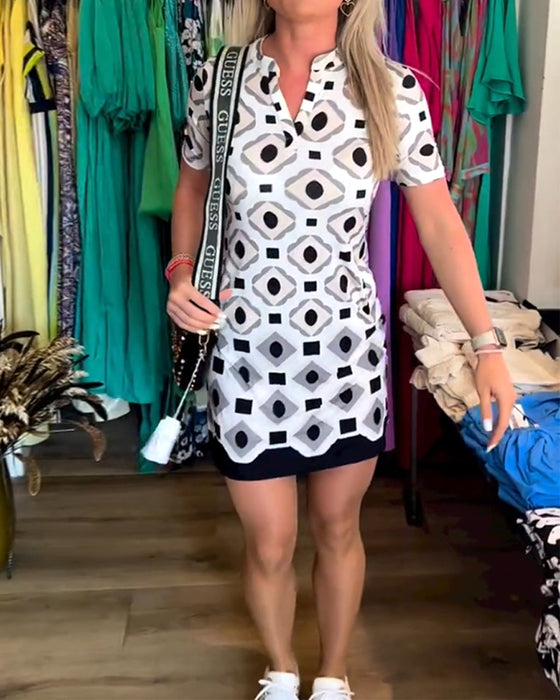 V-ringad kortärmad klänning med tryck