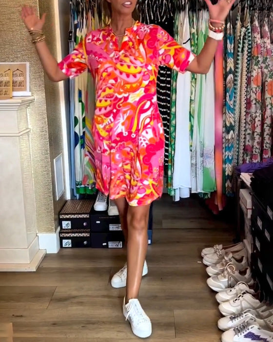 Klänning med fickor och tryck och korta ärmar