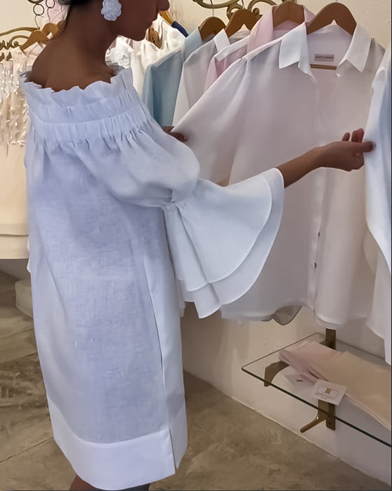 Klänning med utsvängd ärm och en axel