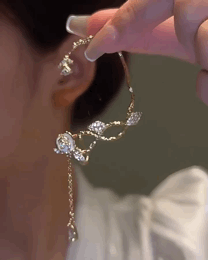 Orhängen med rosform med tofs